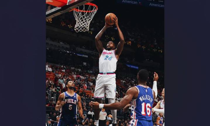 Haywood Highsmith busca los dos puntos mediante una volcada para el Heat.