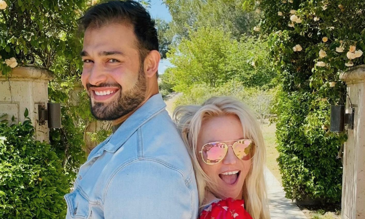 A dos meses de haber celebrado su primer aniversario de bodas, la pareja pone fin a su relación.