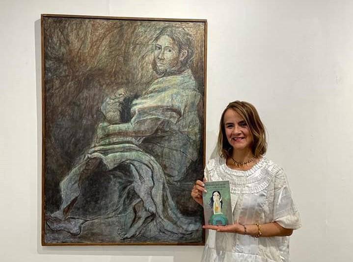 $!La autora con su libro.
