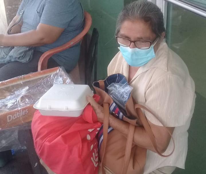 $!De nueva cuenta Centro de Acopio de Agua Verde lleva alimentos a familiares de pacientes de Covid-19 en Mazatlán