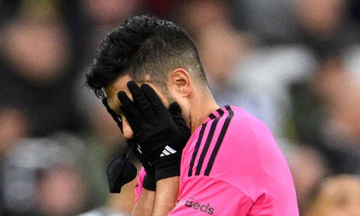 Raúl Jiménez lamenta su expulsión.