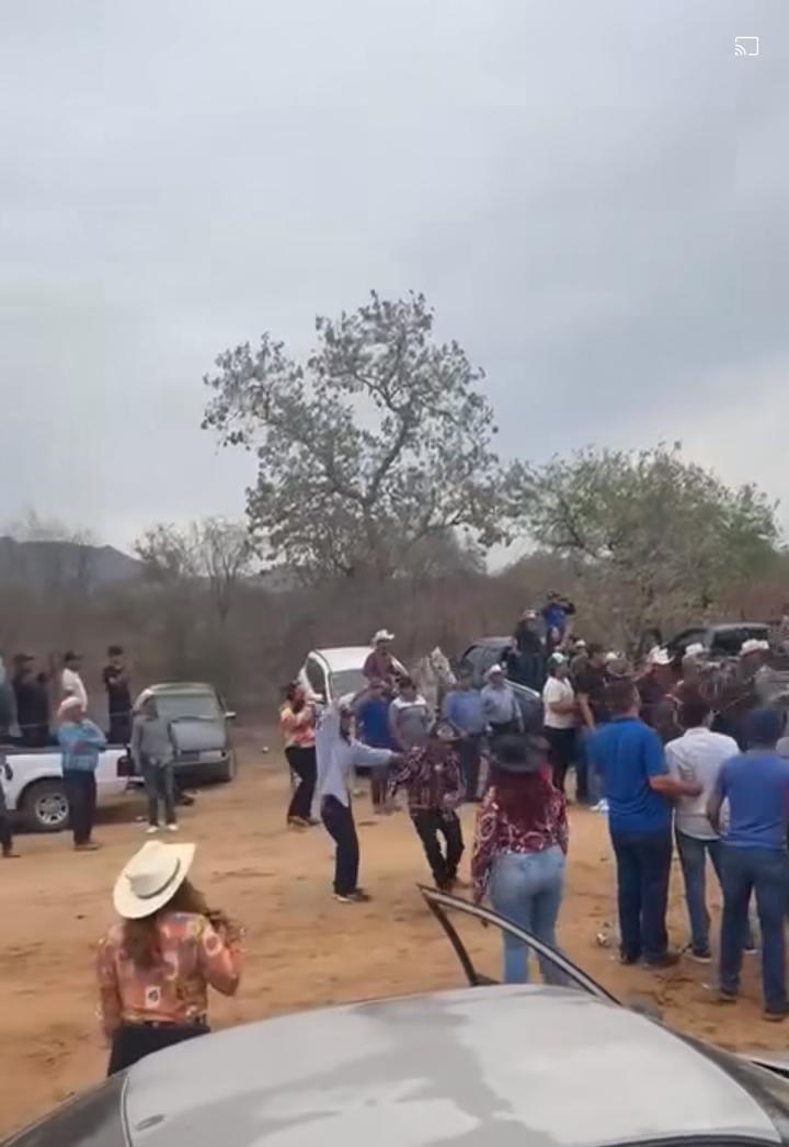 $!En Choix, jinete arrolla a espectador en carreras de caballos y ambos fallecen