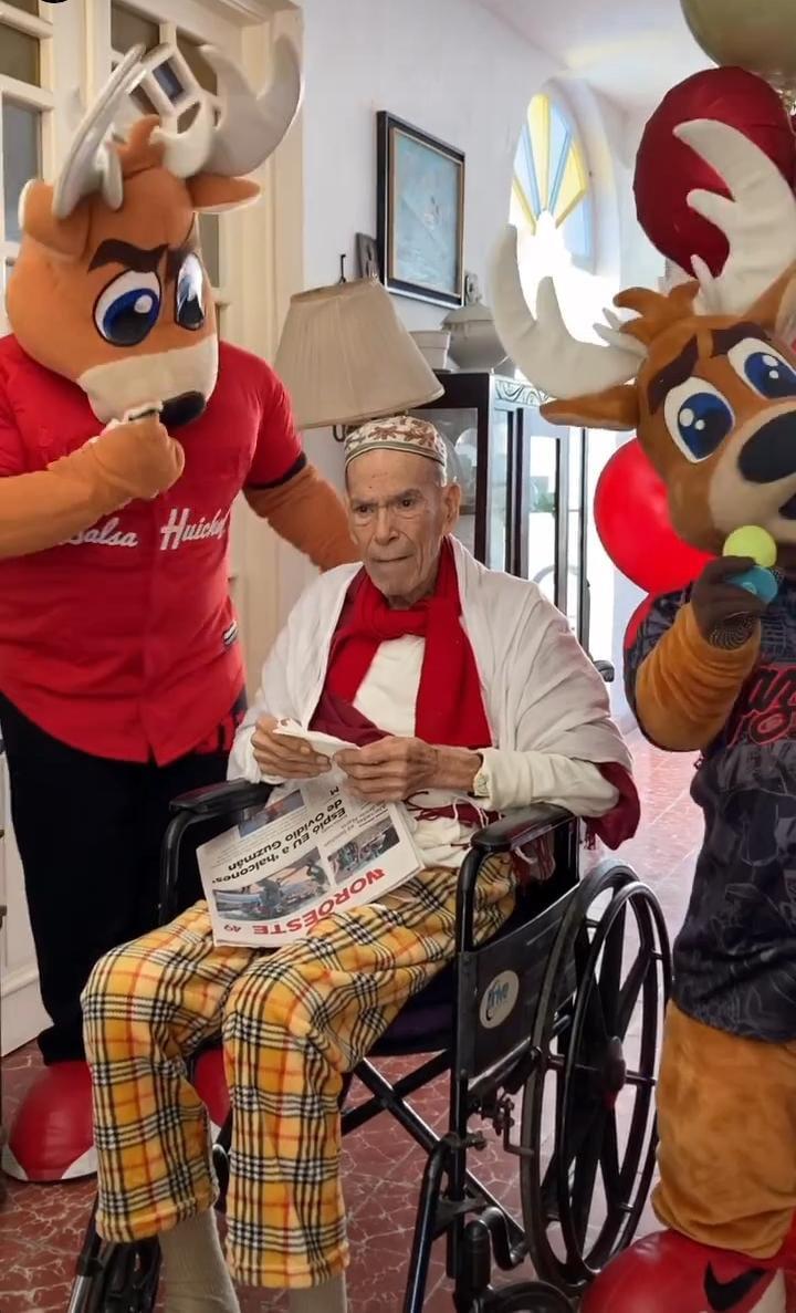 $!El maestro se encontraba leyendo el periódico Datemex cuando llegaron con la sorpresa.
