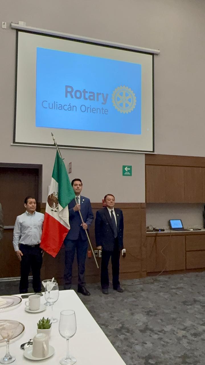 $!Honores a la Bandera con la escolta formada por Roberto Briseño, Fernando Souza y Carlos Butchart.