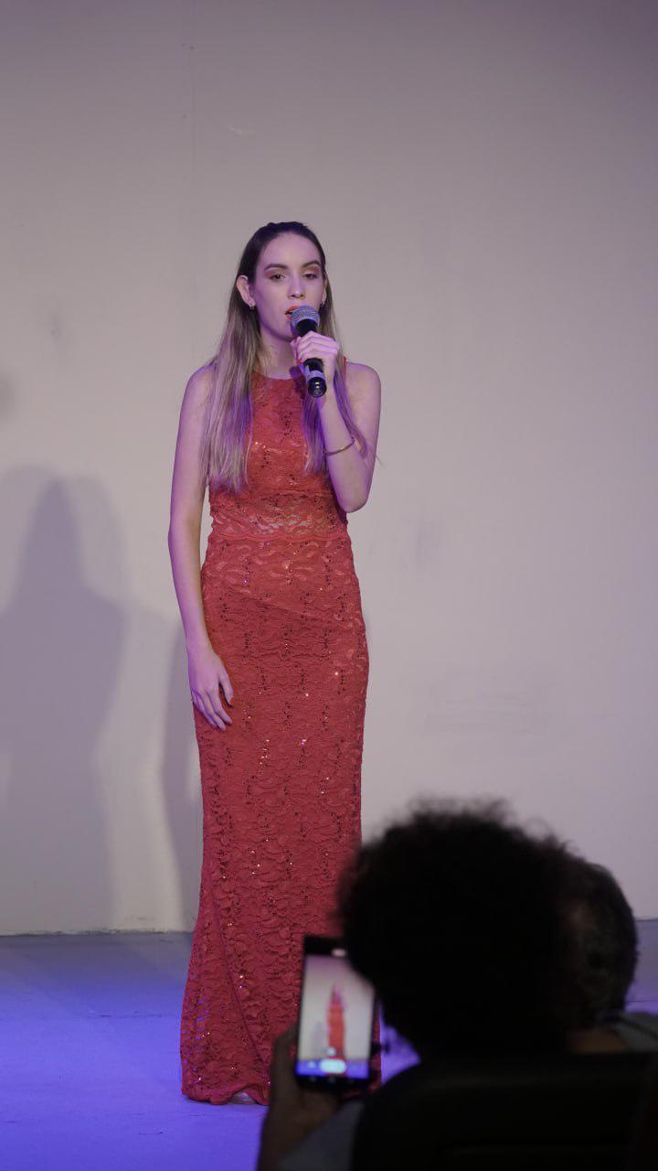 $!Los cantantes se entregaron al público asistente a través de la interpretación.