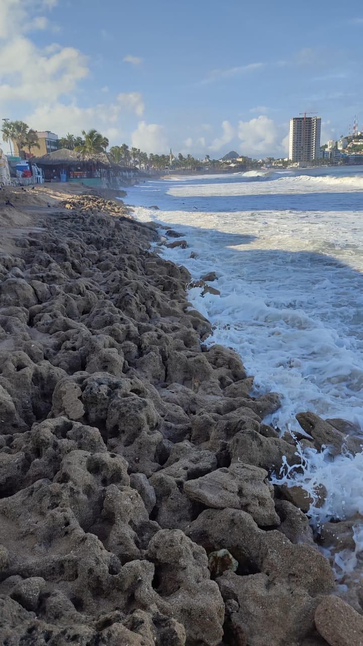 $!Dejan efectos de ‘Javier’ erosión de playas en Mazatlán