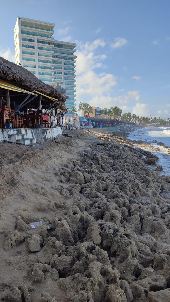 $!Dejan efectos de ‘Javier’ erosión de playas en Mazatlán