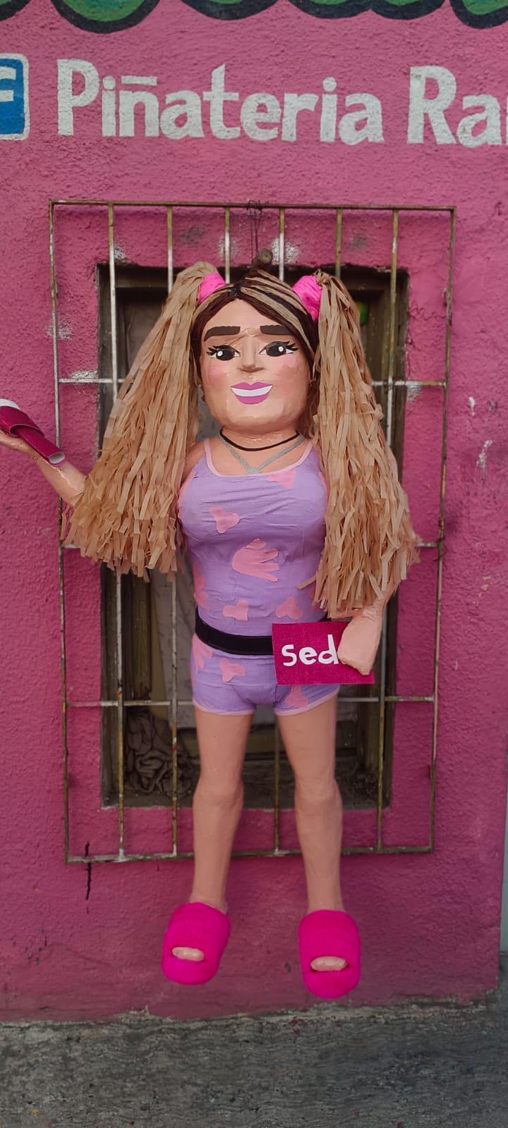 $!Crean piñata inspirada en Wendy Guevara