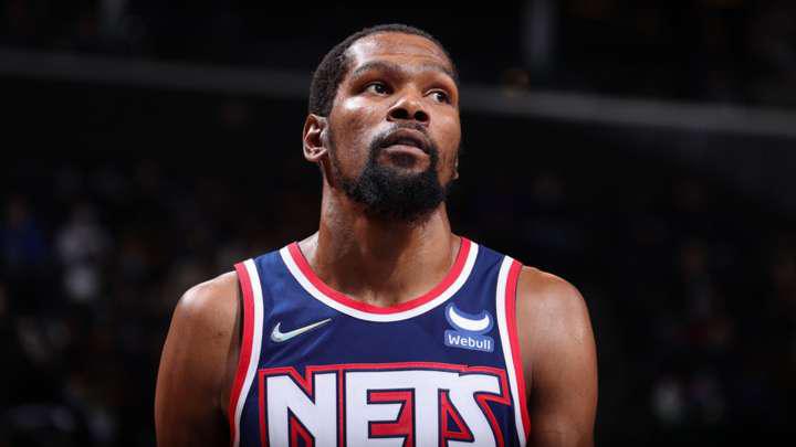 $!Kevin Durant y Kyrie Irving ingresan a los protocolos de Covid-19
