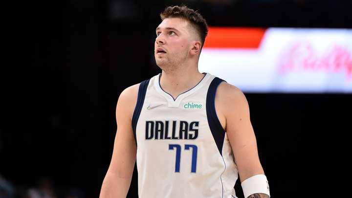 La estrella de los Mavs entró a los protocolos junto a su compañero Trey Burke.