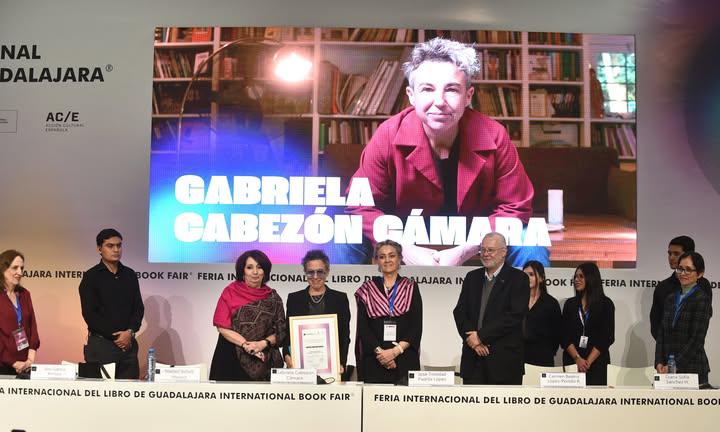 Recibe Gabriela Cabezón Cámara el Premio Sor Juana Inés de la Cruz