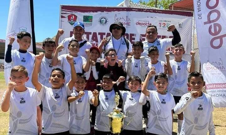Mazatlán luce su trofeo de campeón estatal.