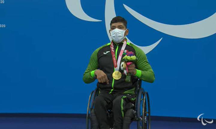 Jesús Hernández recibe su oro.