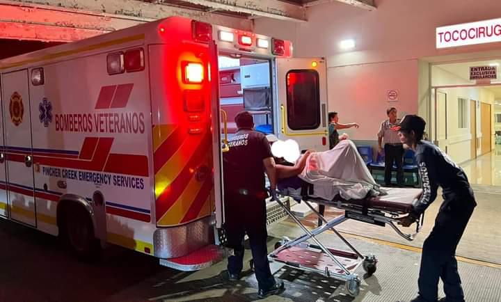 $!Mujer tiene parto en un auto en Mazatlán; la auxilian Bomberos Veteranos