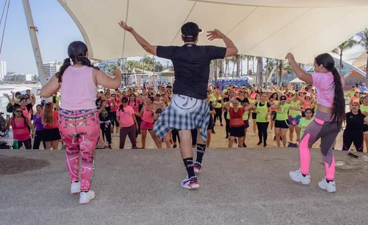 Responden decenas de personas al Zumbatón