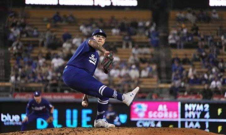 Julio Urías no pudo quedarse con la victoria, pero logró seguir como líder de efectividad de la Liga Nacional.
