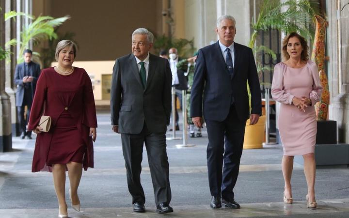 ‘Dictador’ y ‘asesino’ le gritan a presidente de Cuba afuera de su Embajada en México
