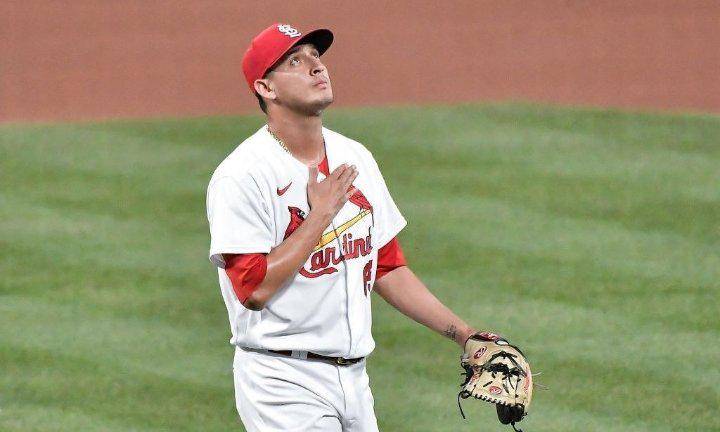 Giovanny Gallegos alcanzó su segundo triunfo de la temporada.