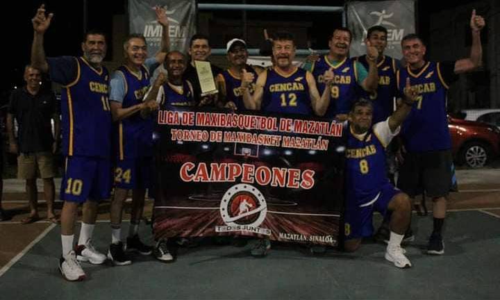 Cencab presume su trofeo de campeón.