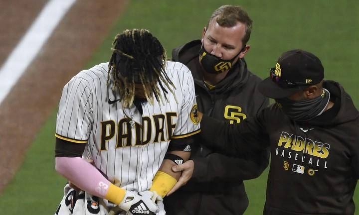 Fernando Tatis se lesionó en el juego del lunes ante los Gigantes de San Francisco.
