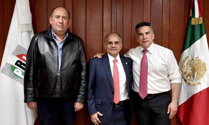 El dirigente del PRI Nacional, Alejandro Moreno Cárdenas, con el nuevo coordiandor en el Senado, Manuel Añorve.