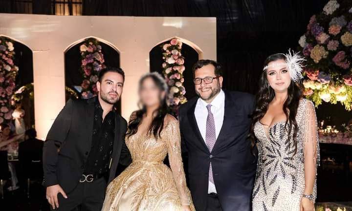 El diseñador Wil Medina junto a la festejada, Natalia Adams; la mamá de la joven, Carolyn Adams, y José Ramón López Beltrán.