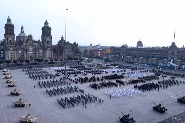 $!Durante desfile militar, AMLO exige a EU levantar el bloqueo contra Cuba