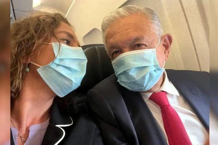 López Obrador viaja a reunión con Joe Biden; lo acompañan su esposa y empresarios