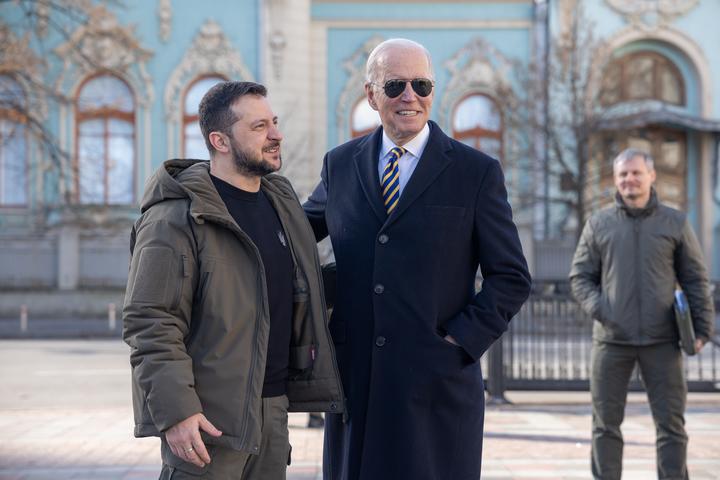 Biden visita por sorpresa a Zelenski en Ucrania