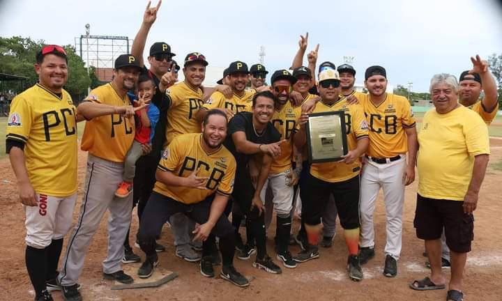 Pollería Catalina celebra la obtención del título en la Liga de Beisbol 35 Años y Más.