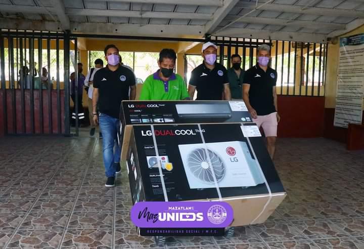 Docentes de Mazatlán retan a Salinas Pliego a donar aires, y les cumple; le dice a ‘El Químico’ que no compre corrientadas