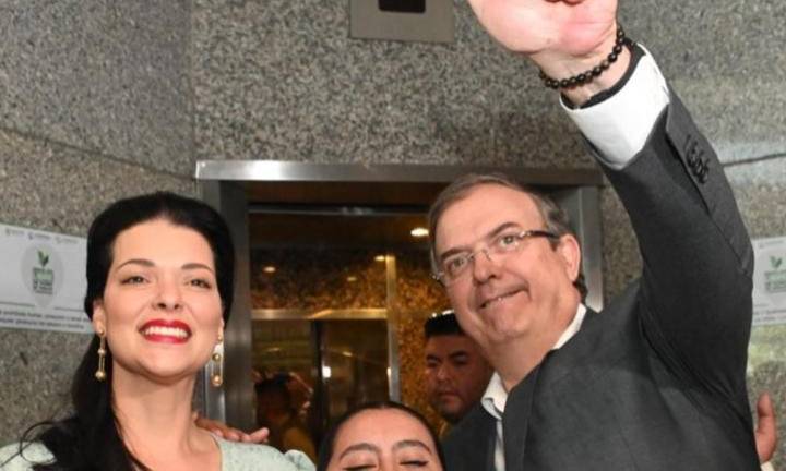 Ebrard Casaubón concluyó su registro justo cuando arribaba Adán Augusto, sin embargo negó haberlo visto.