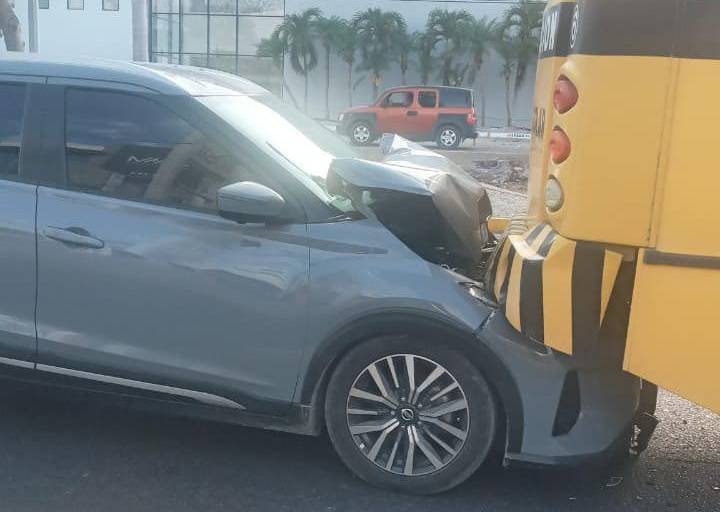 Camioneta choca contra autobús escolar en Mazatlán