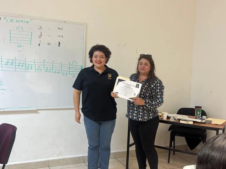 $!Flor Estrada hace entrega de un reconocimiento a Karina Castillo.