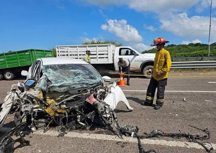 Conductor muere al chocar contra muro de contención en el Libramiento Mazatlán