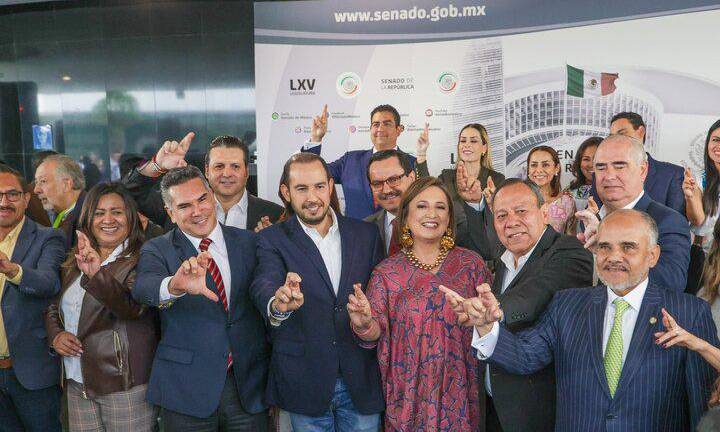 Xóchitl celebra su registró con parte de su equipo.