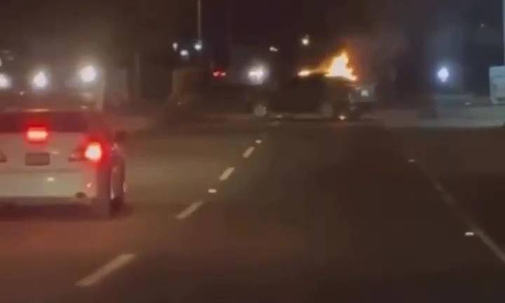 El automóvil de tipo sedán quedó incendiado a lo ancho del carril.