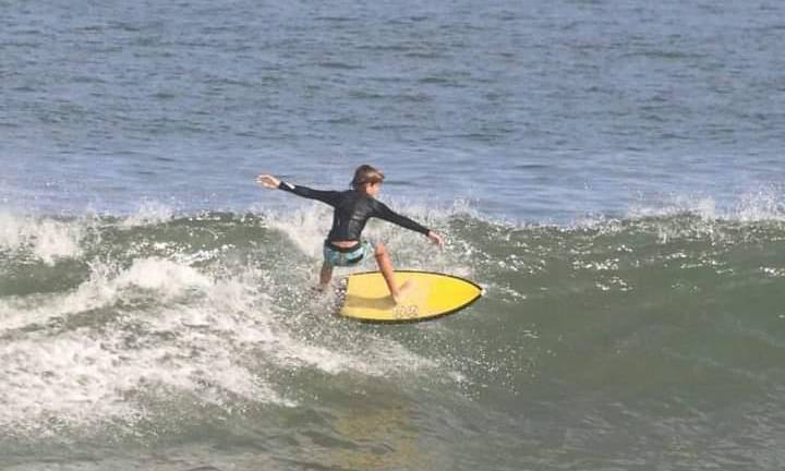 Los surfistas mazatlecos se entrenan en la zona de Playa Norte.
