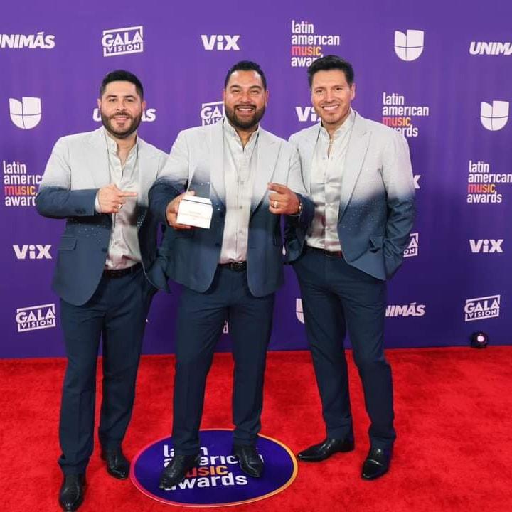 $!Banda MS portando su Latin AMA Legacy Award.