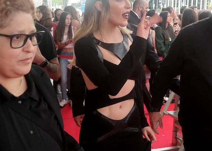 Llega Belinda a la alfombra roja de los Premios Platino 2022