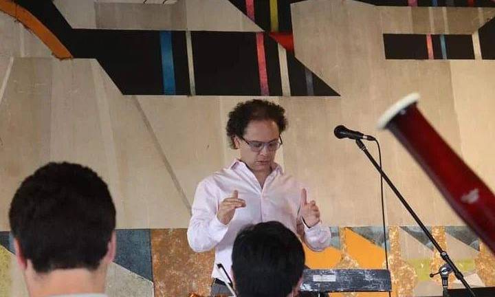 Miguel Salmon Del Real durante los ensayos con la Orquesta Sinfónica Nacional de Guatemala.