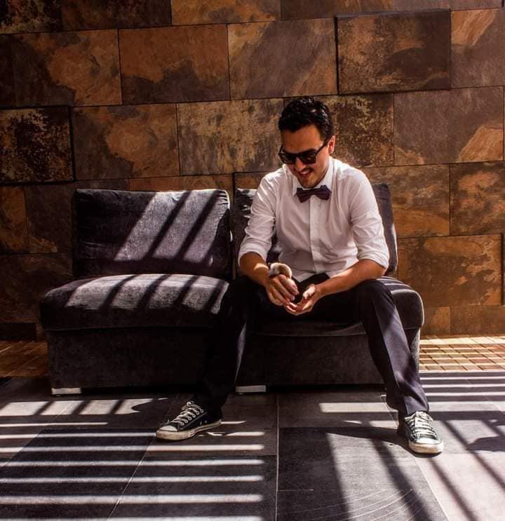 $!Jorge Tirado tocaba la guitarra con su banda “Veler”.