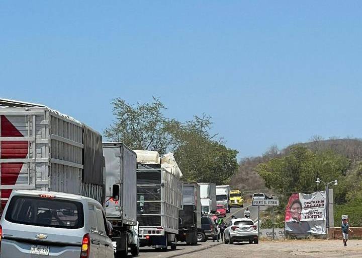 En Elota, pobladores cierran la circulación en la Libre Mazatlán-Culiacán y exigen atención para apagar el incendio forestal