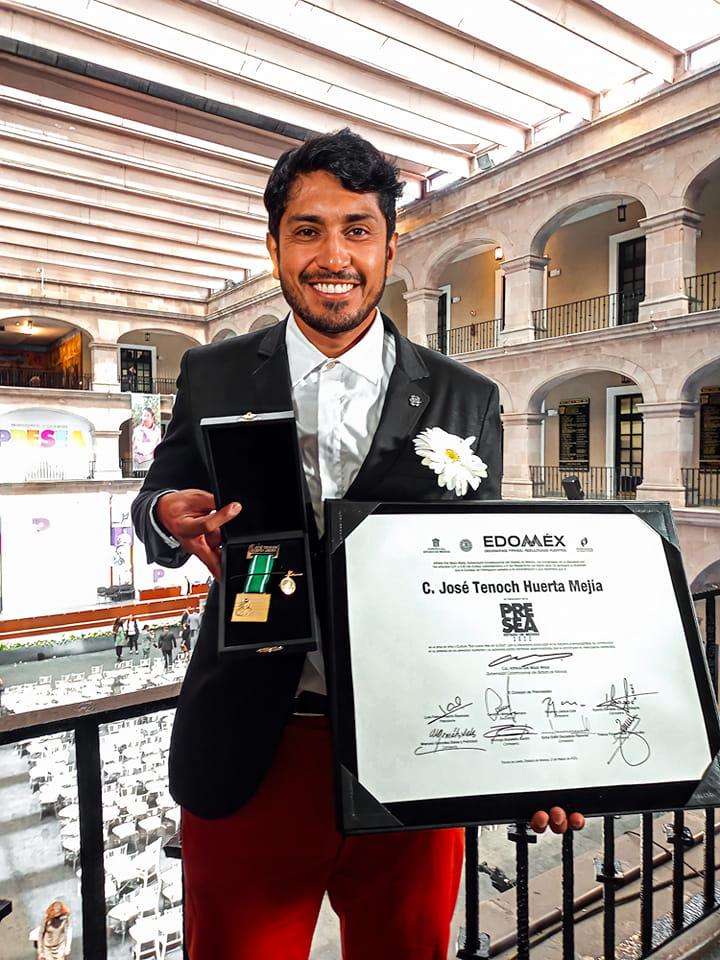 $!Recibe Tenoch Huerta premio ‘Sor Juana Inés de la Cruz’