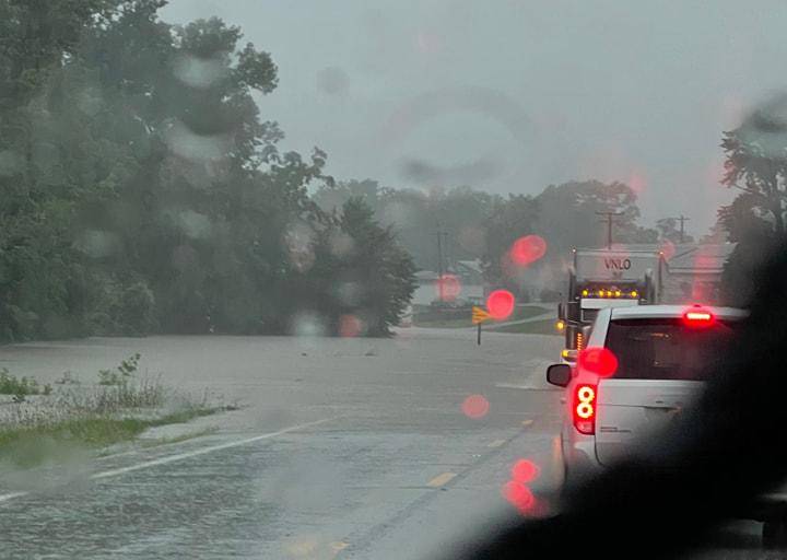 Ordenan evacuar a cientos en Nashville, Illinois, tras desbordarse una presa