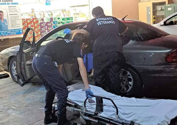 Mujer tiene parto en un auto en Mazatlán; la auxilian Bomberos Veteranos
