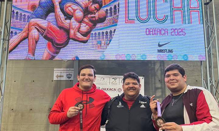 David, Orestes y Paúl Morales en el Abierto Mexicano de Luchas en Oaxaca.