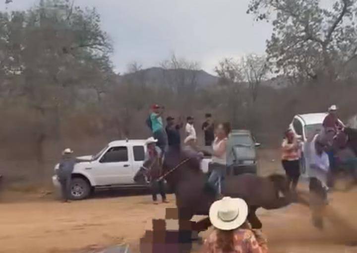 En Choix, jinete arrolla a espectador en carreras de caballos y ambos fallecen
