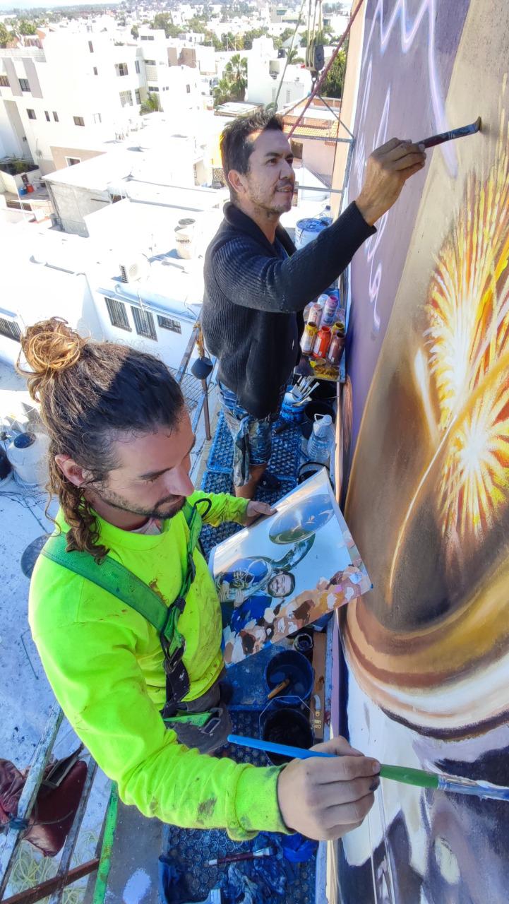 $!Trabaja acompañado de la mano del artista neoyorquino Daniel Levin.
