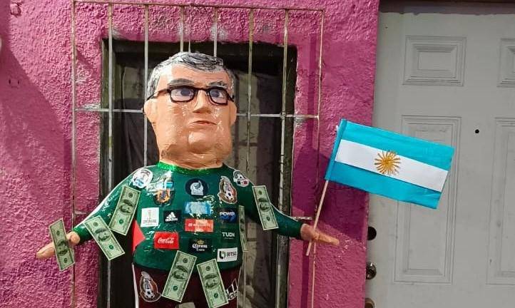Lanzan piñata del Tata Martino llena de dólares